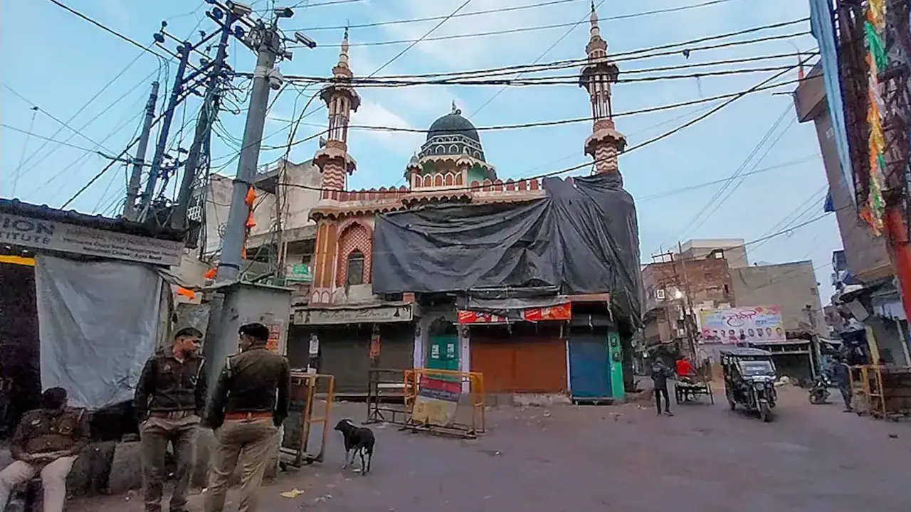 ভারতে হোলির আগে ত্রিপলে ঢেকে দেওয়া হলো ৯টি মসজিদ