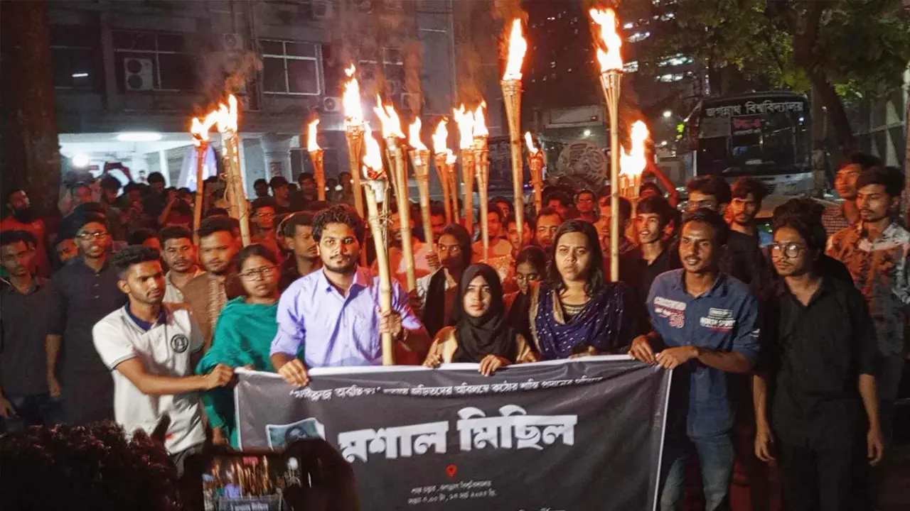 জবি শিক্ষার্থীর আত্মহত্যা : নতুন ৬ দাবিতে মশাল মিছিল