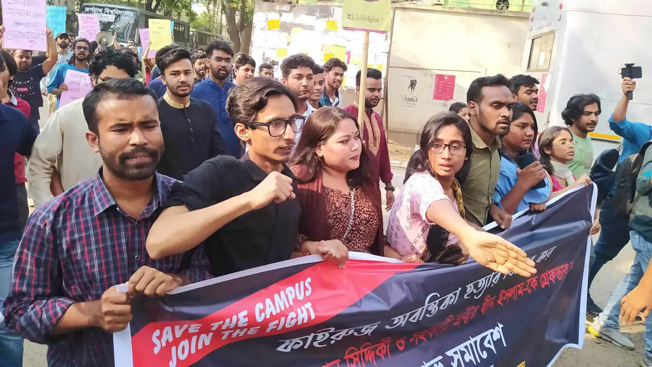 ‘ফুটেজ’ খেতে আসা বামদের সঙ্গে সাধারণ শিক্ষার্থীদের হট্টগোল