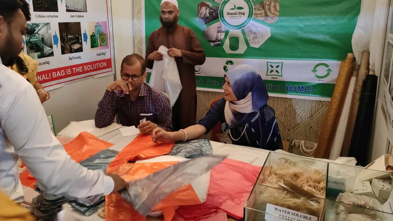 পাটের তৈরি পচনশীল ‘পলিথিন ব্যাগ’ মিলছে ১০ টাকায়