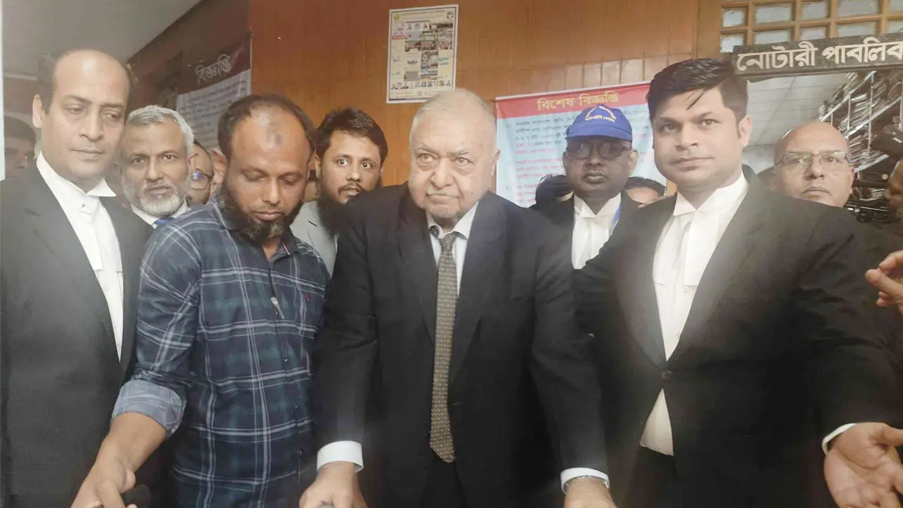 ক্রাচে ভর দিয়ে ভোট দিয়ে গেলেন ড. কামাল হোসেন