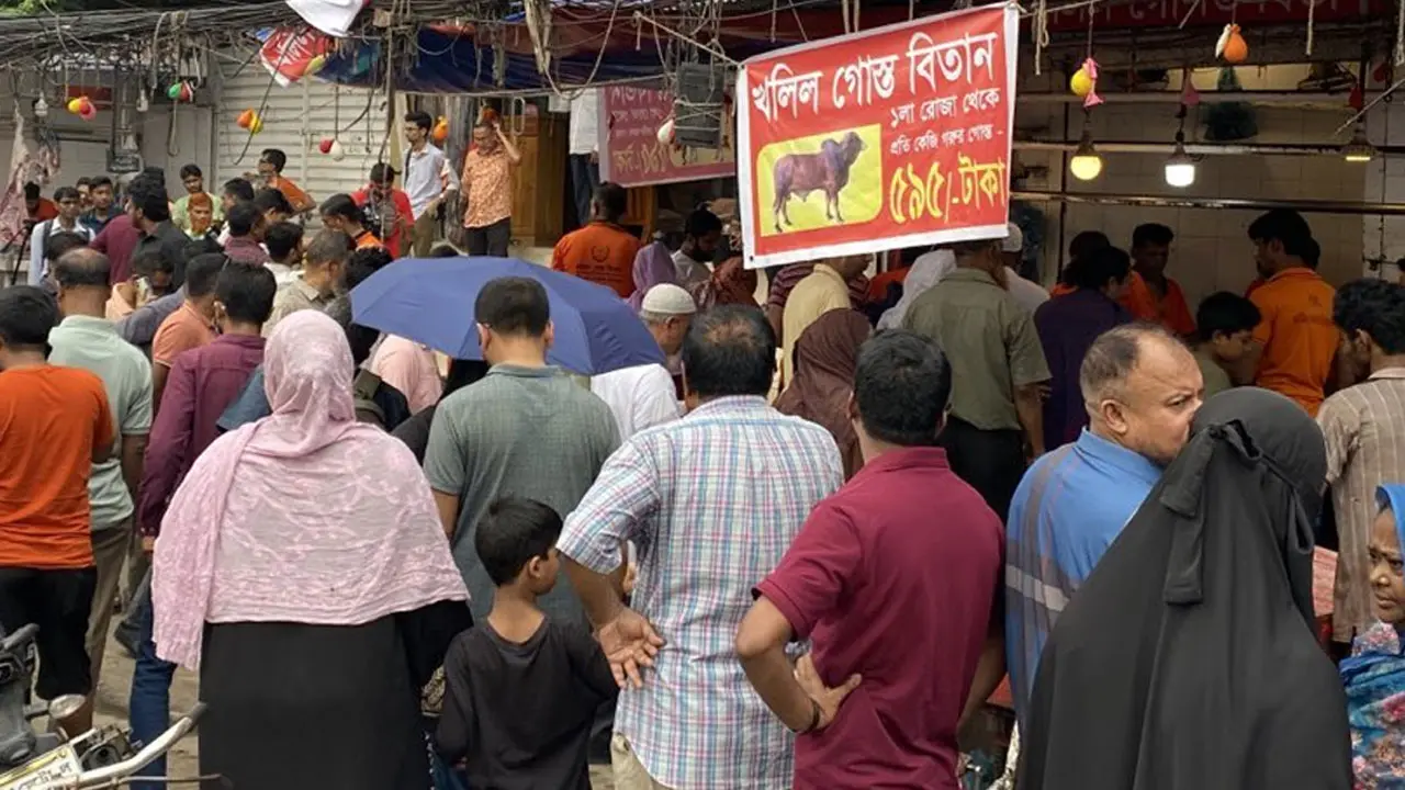কম দামে মাংস কিনতে খলিলের দোকানে ক্রেতাদের লম্বা লাইন