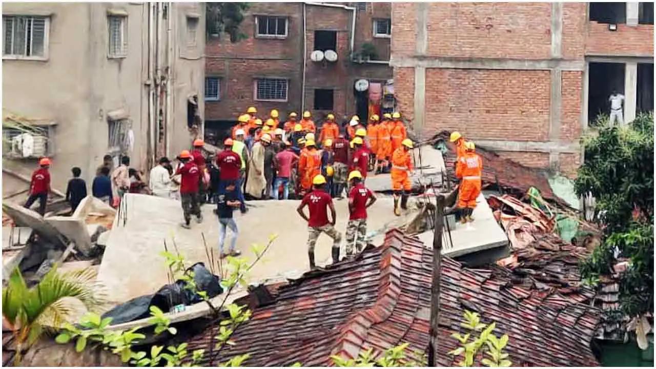 কলকাতায় হুড়মুড়িয়ে ভেঙে পড়ল বহুতল ভবন, নিহত অন্তত ৮