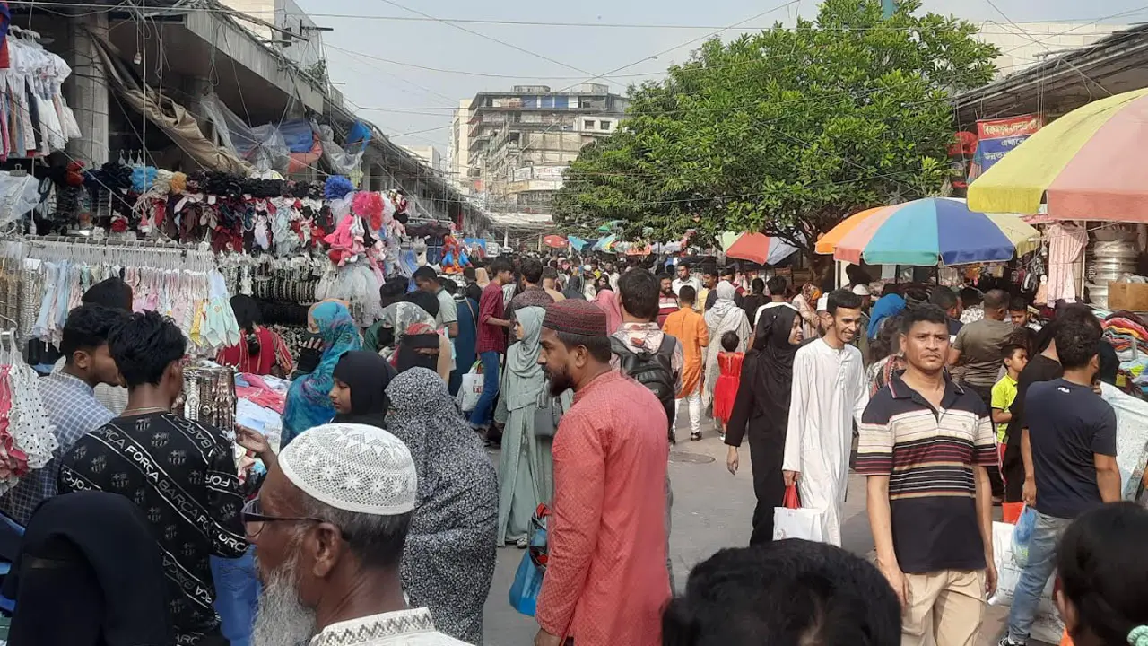 ঈদ কেনাকাটায় নিউমার্কেটে মানুষের ঢল, বিক্রি নিয়ে সন্তুষ্টি