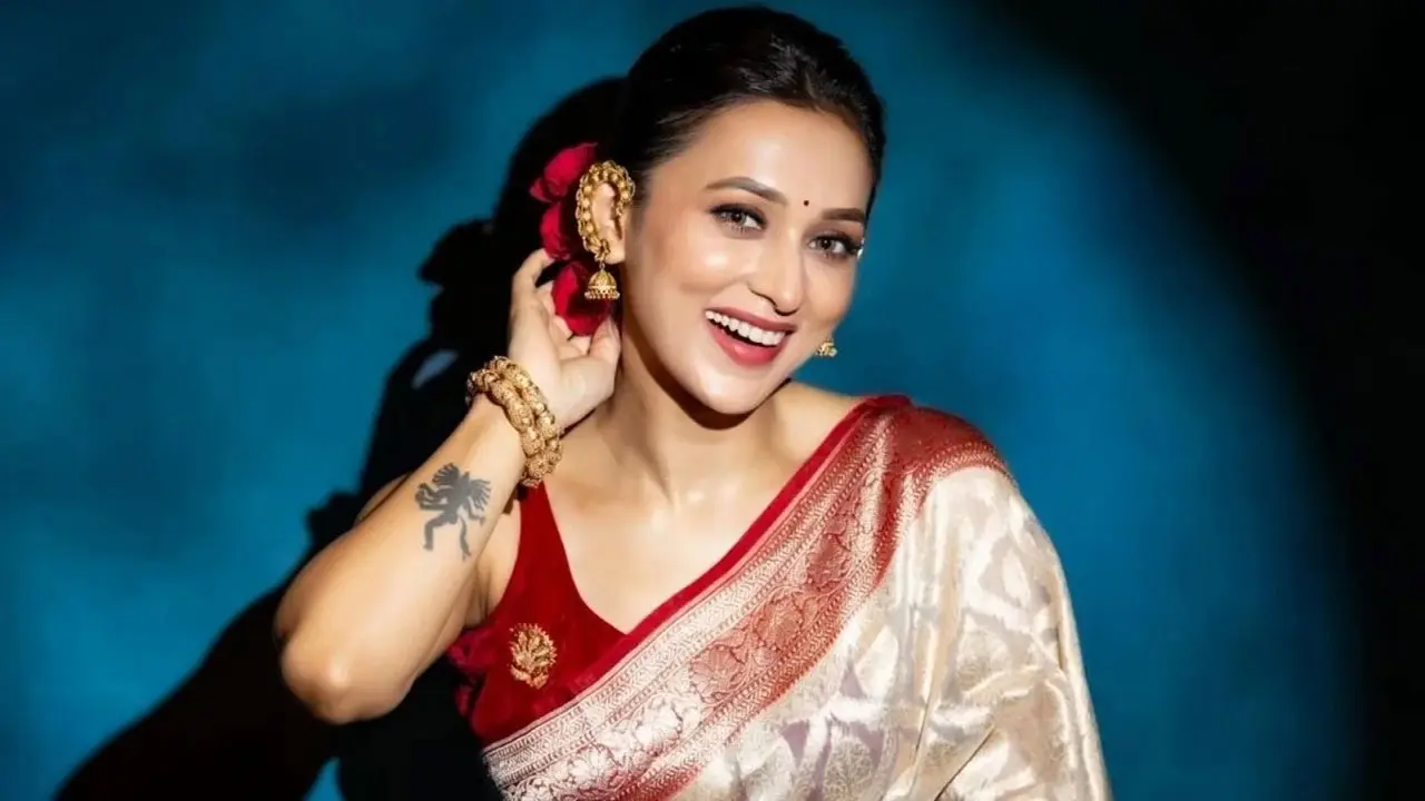 চুপিসারে দুবাইয়ের হাসপাতালে, কী হয়েছে মিমির?