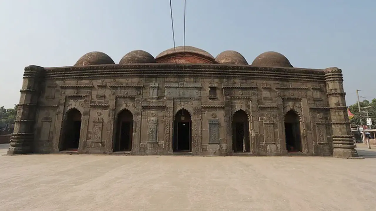 সুলতানি স্থাপত্যের ঐতিহ্য বহন করছে ছোট সোনা মসজিদ 