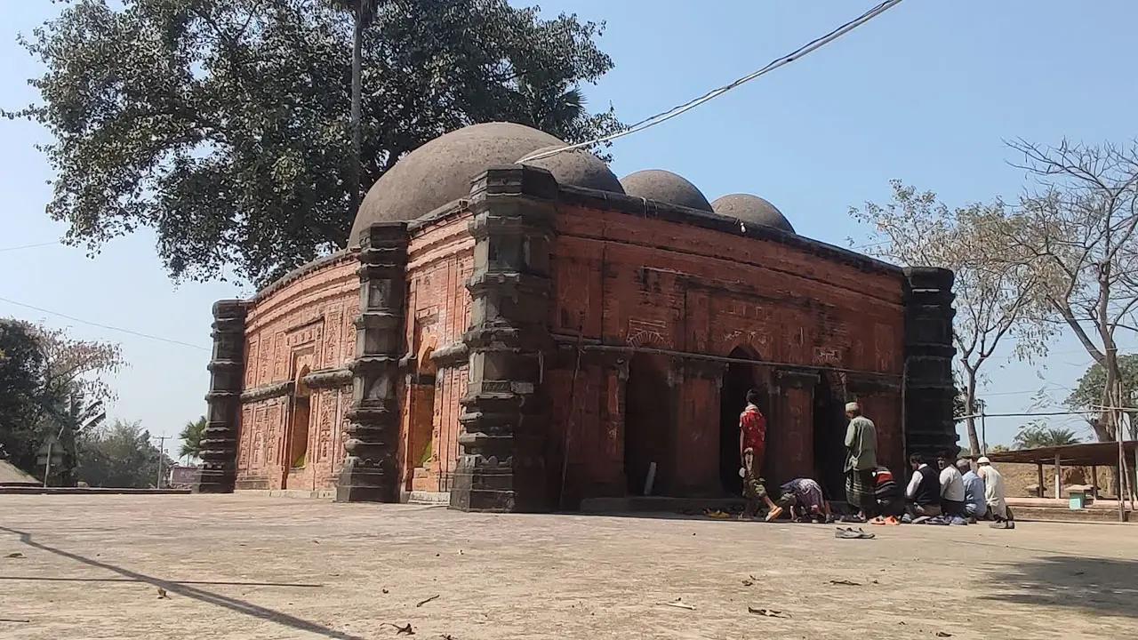 মুসলিম স্থাপত্যের অনন্য নিদর্শন দিনাজপুরের ‘সুরা মসজিদ’