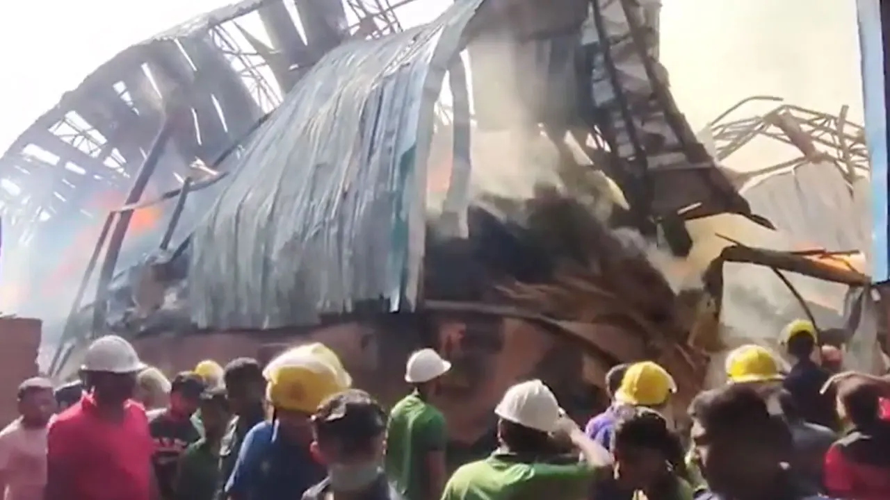 ভেতরে দাহ্য পদার্থ থাকায় অগ্নিনির্বাপণে সমস্যা হচ্ছে