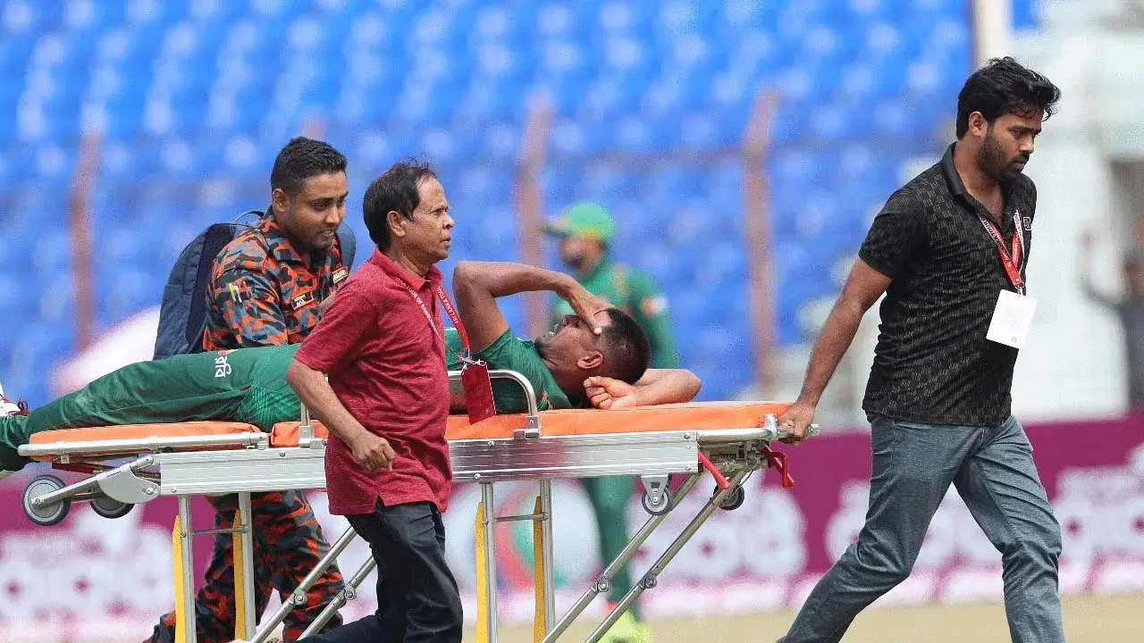 স্ট্রেচারে মাঠ ছাড়লেন মুস্তাফিজ