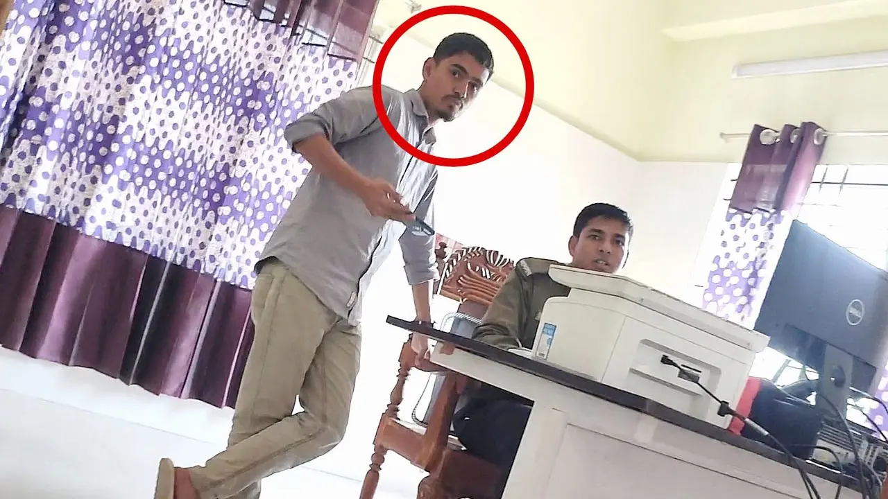 নাটোর পাসপোর্ট অফিসের ভেতরে দালালরা, ১৫শ টাকায় কমে দুর্ভোগ