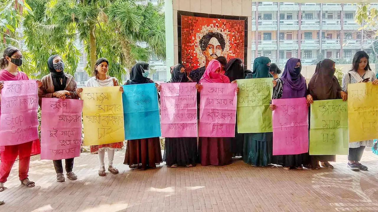 ছাত্রীকে অনৈতিক প্রস্তাব, শিক্ষকের শাস্তি দাবি