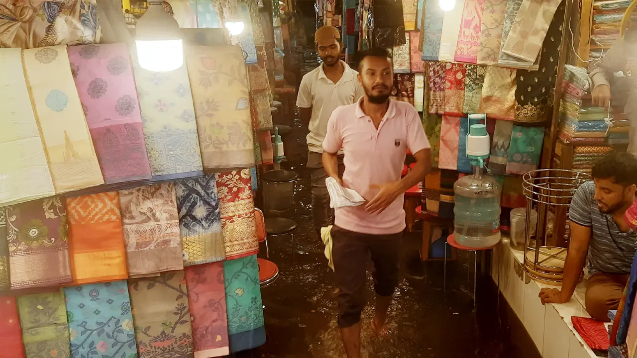 বৃষ্টির পানি জমে নিউমার্কেট জুড়ে জলাবদ্ধতা, চরম ভোগান্তি 