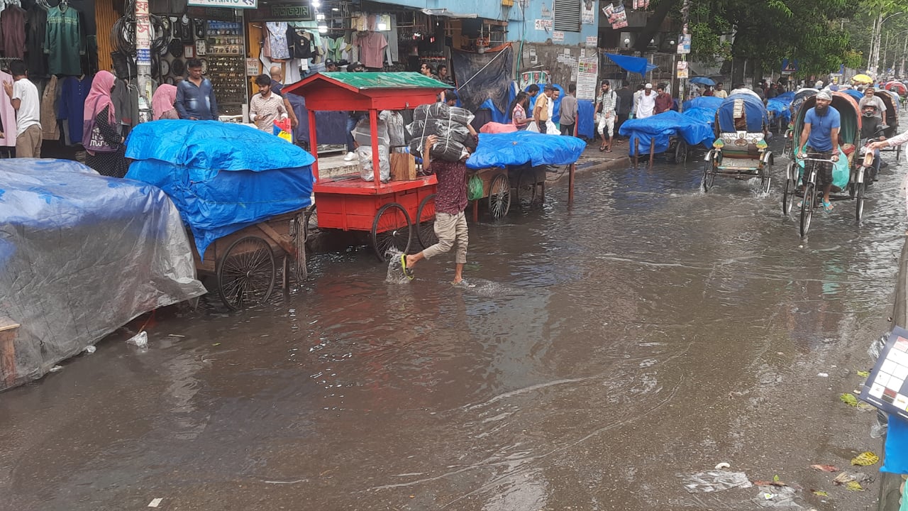 বৃষ্টির পানি জমে নিউমার্কেট জুড়ে জলাবদ্ধতা, চরম ভোগান্তি