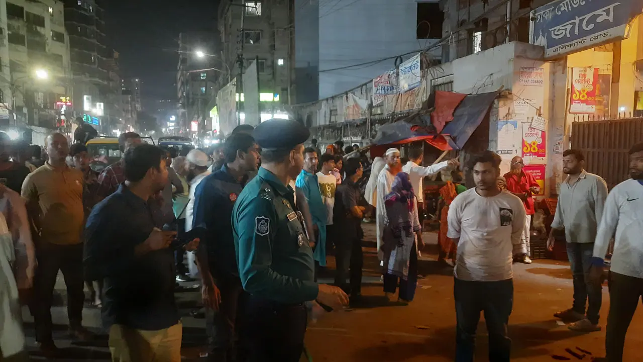 ফুটপাতে জ্বলন্ত চুলা ও সিলিন্ডার, ৮ জনকে আটক করলেন ওসি