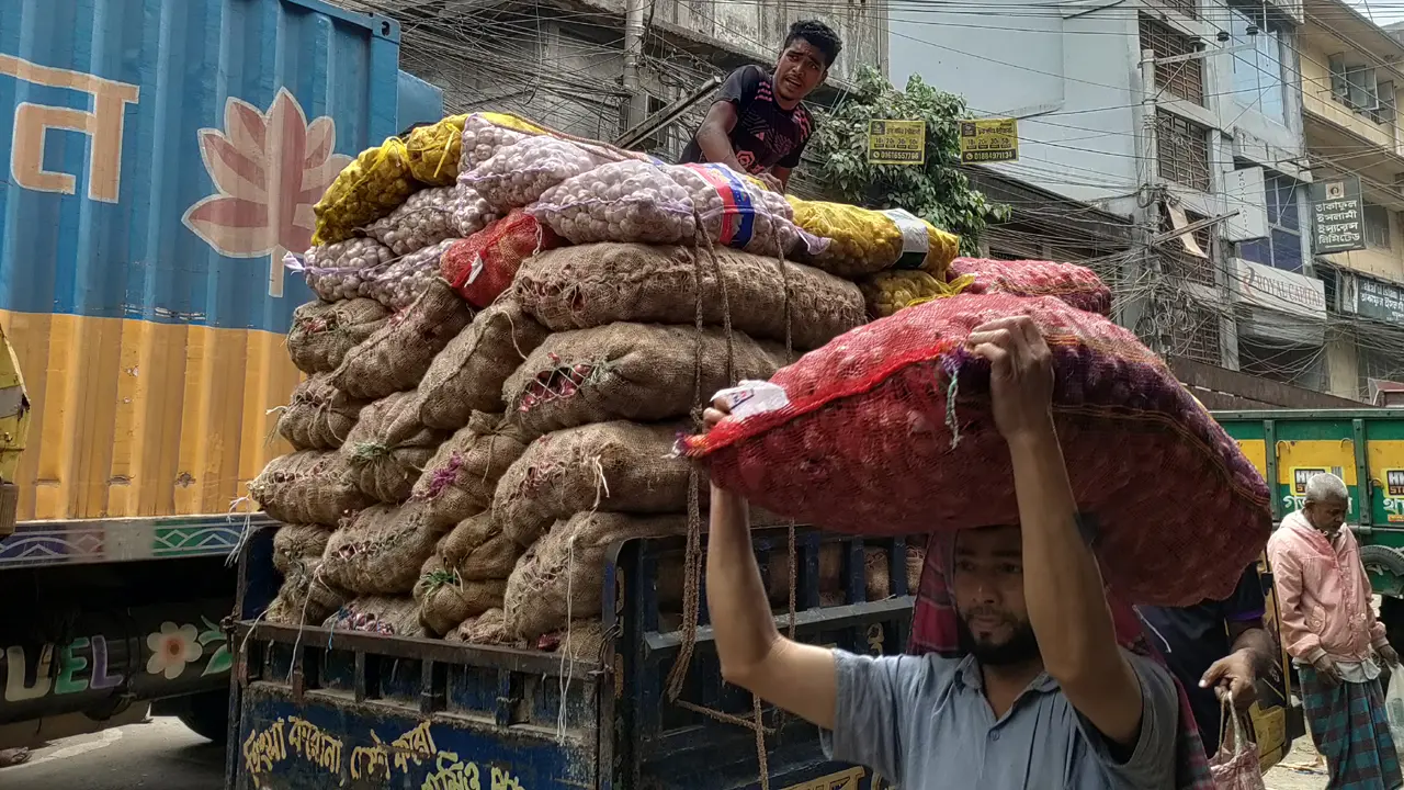 মজুত পেঁয়াজে চলবে আরও ৪ মাস