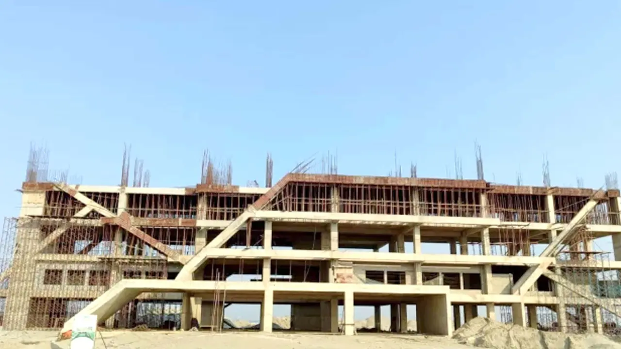 চাঁদা না দেওয়ায় পায়রা বন্দরের কাজ বন্ধ করে দিয়েছে ছাত্রলীগ