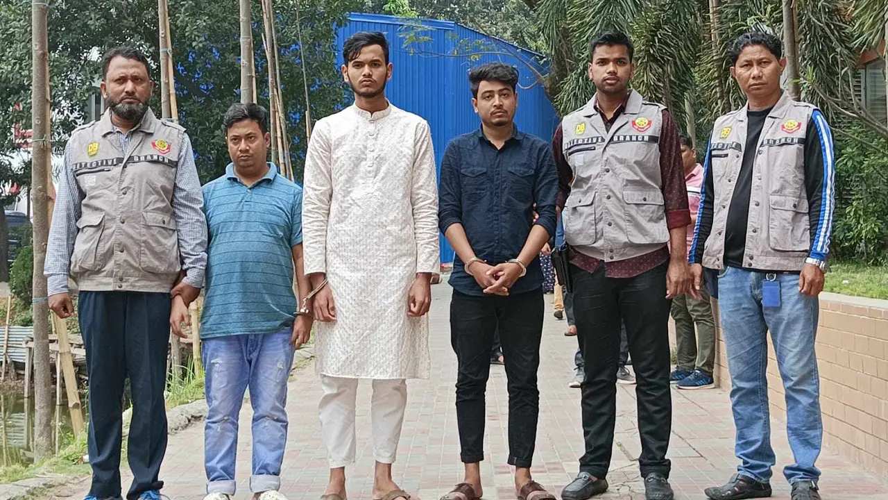বিভিন্ন ব্র্যান্ডের নকল ফোন তৈরি করে অর্ধেক দামে বিক্রি করত তারা