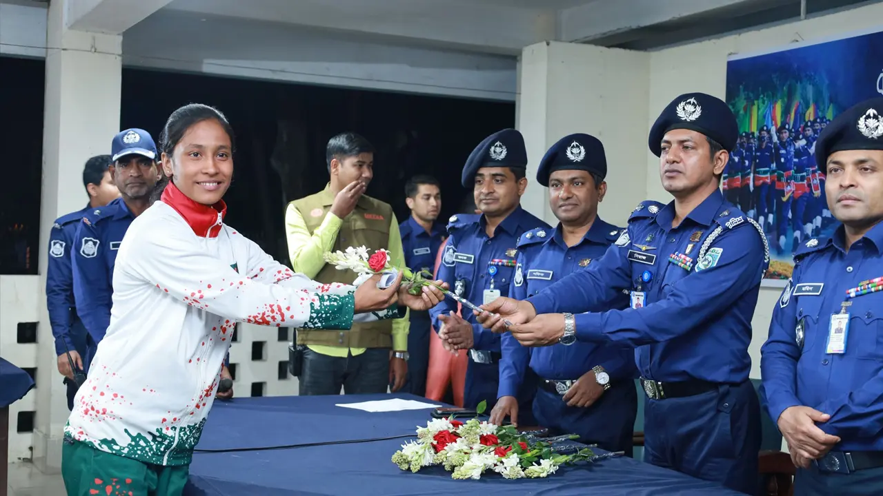 পুলিশে চাকরি পেলেন জাতীয় হ্যান্ডবল দলের শাম্মি