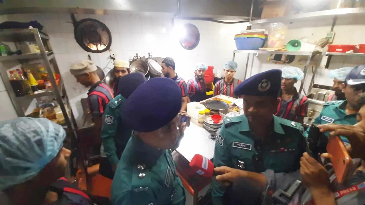 বার্গার এক্সপ্রেসের ৬ ফুটের কিচেনে ৮ শেফ!