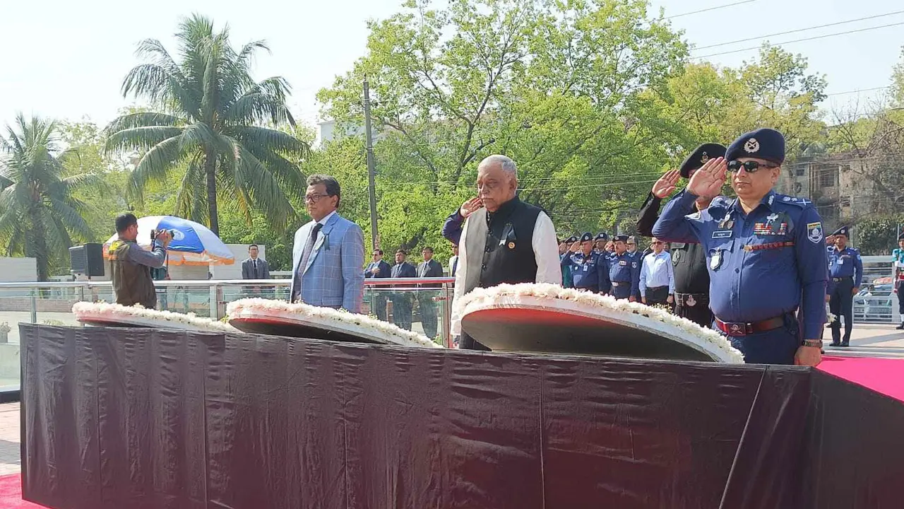 জীবন উৎসর্গকারী পুলিশ সদস্যদের ফুলেল শ্রদ্ধায় স্মরণ