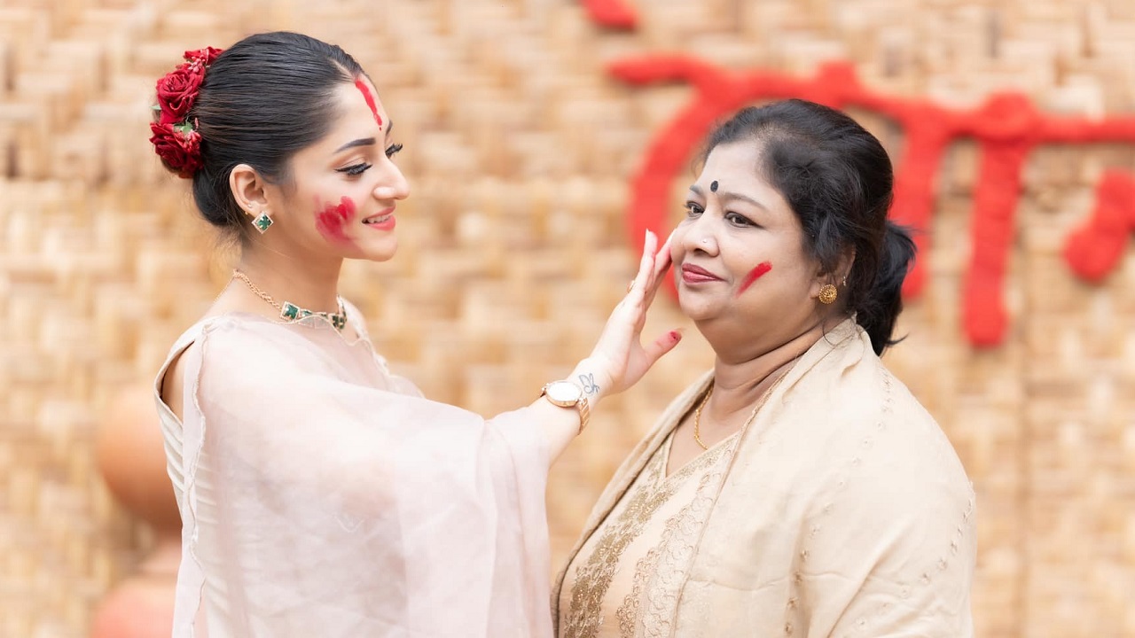 মাকে হারিয়ে ভেঙে পড়েছেন পূজা চেরি