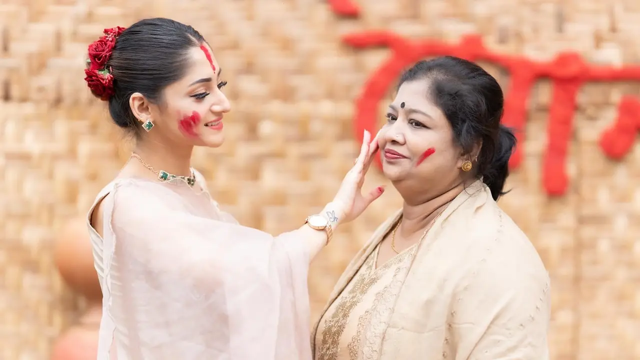 মাকে হারিয়ে ভেঙে পড়েছেন পূজা চেরি