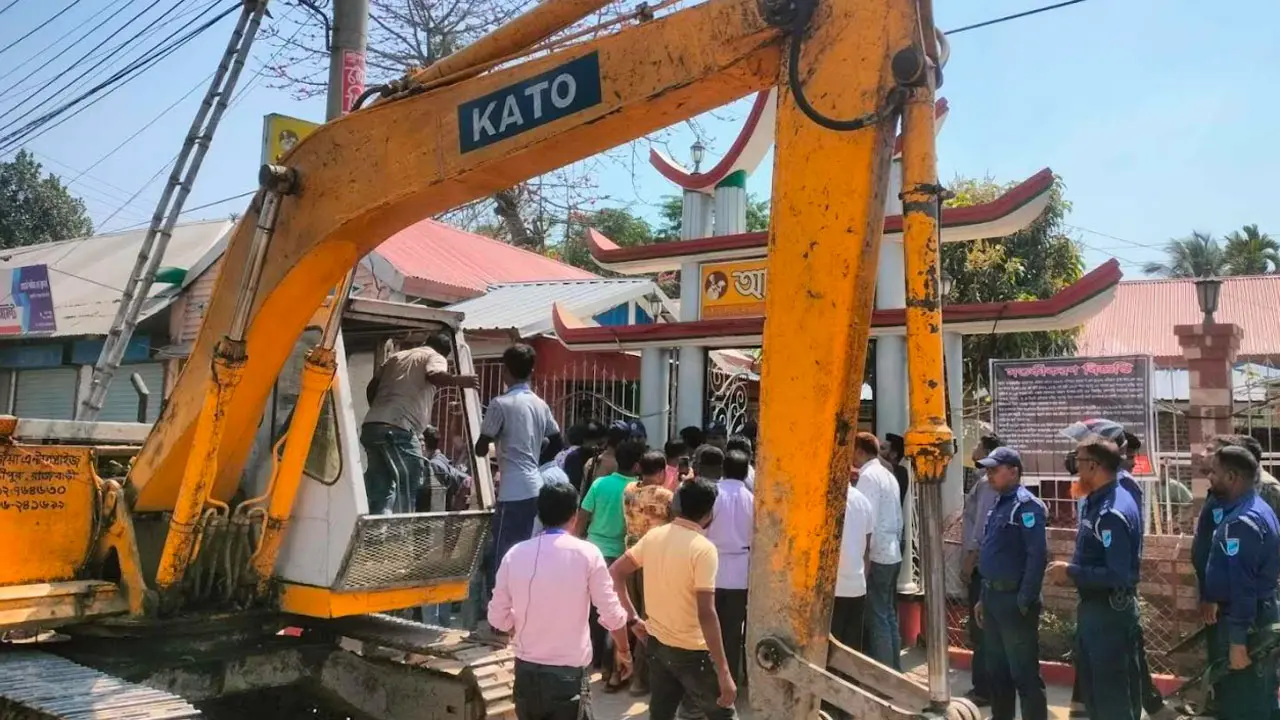 রাজবাড়ীতে রেলের ৩৫টি অবৈধ স্থাপনা উচ্ছেদ
