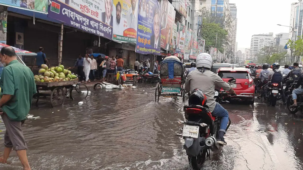বৃষ্টিতে ভিজল ঢাকার বিভিন্ন এলাকা