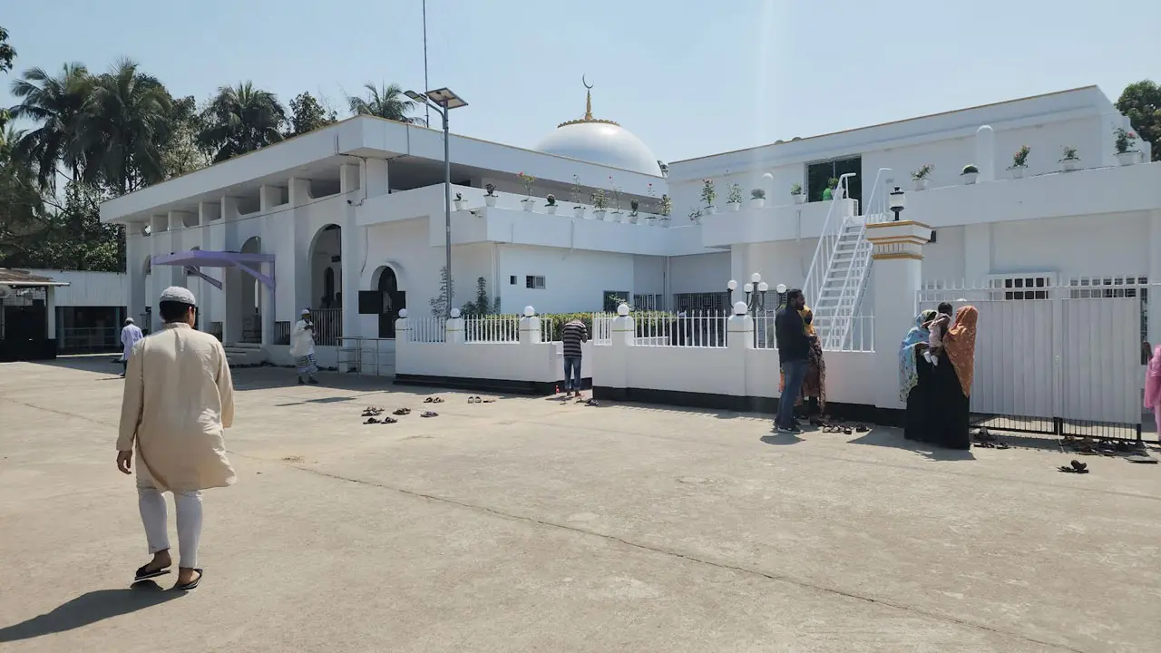 সৈয়দ শাহ মুরশিদ আলী আল কাদেরী এসেছিলেন যে মসজিদে