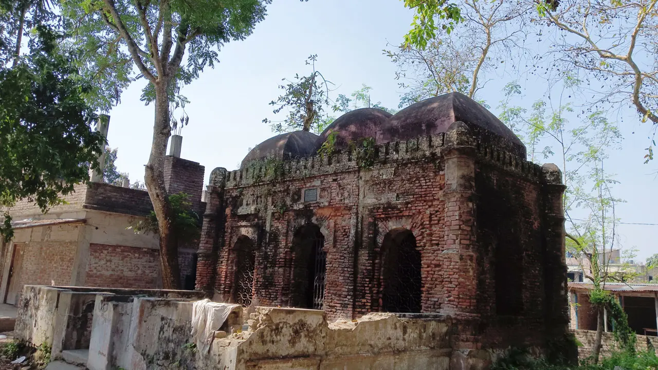 সংস্কারের অভাবে জরাজীর্ণ ঐতিহাসিক ‘নারী মসজিদ’