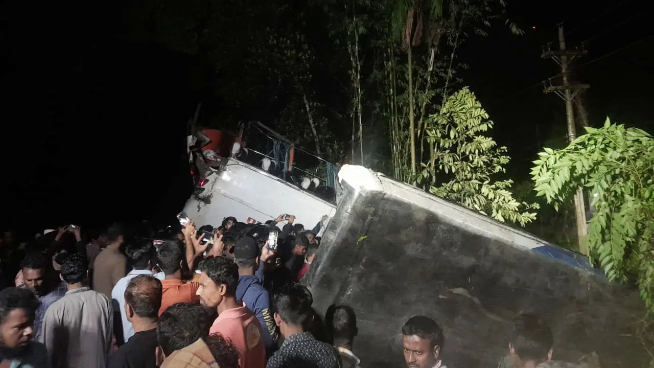 বরিশালে যাত্রীবাহী বাস খাদে পড়ে একজন নিহত, আহত ১২