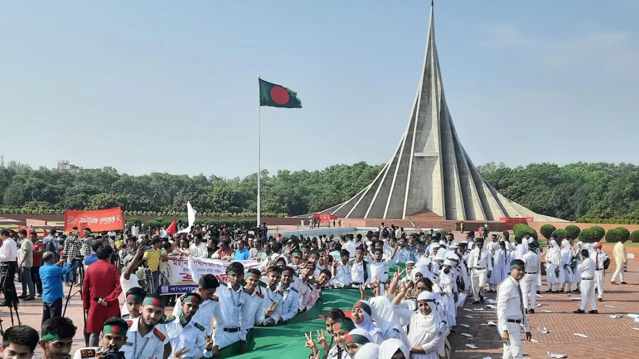 শহীদদের প্রতি শ্রদ্ধা জানাতে স্মৃতিসৌধে মানুষের ঢল