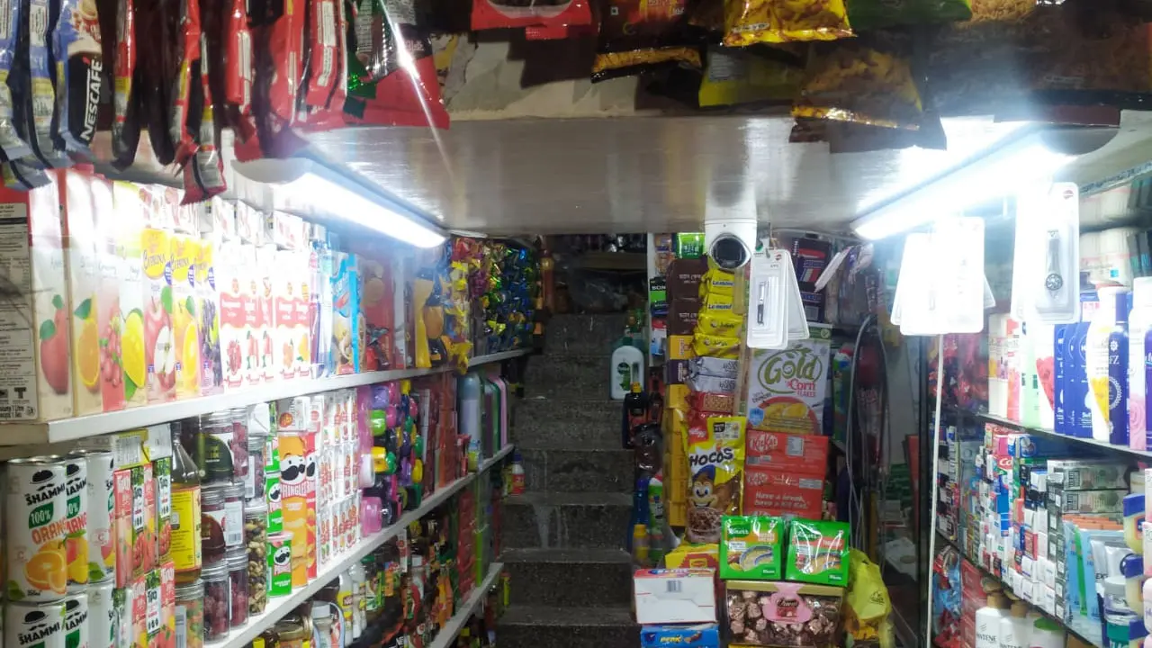 সিঁড়ি দখল করে দোকান পরিচালনা করায় জরিমানা