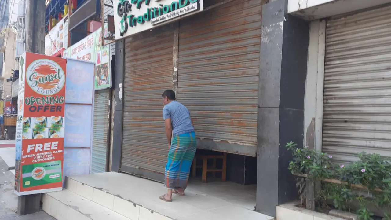 ‘ওই শাটার নামা, ম্যাজিস্ট্রেট আইছে’