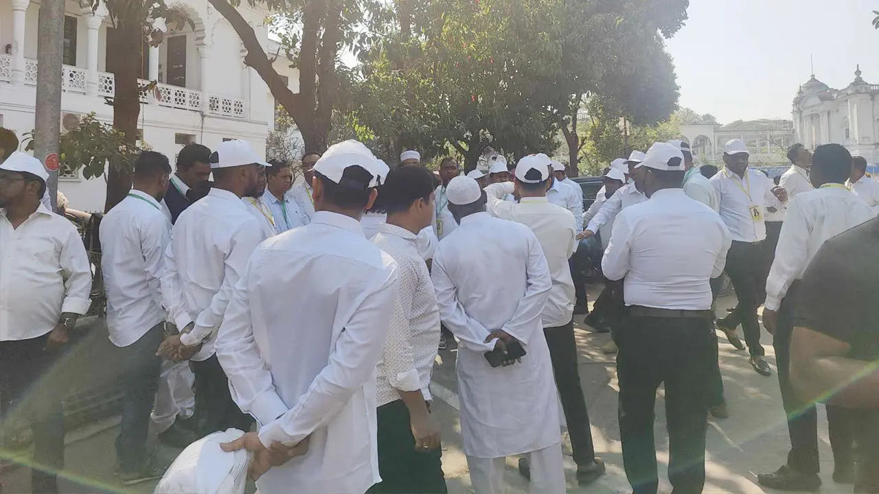 সুপ্রিম কোর্টে সাদা পোশাক পরা বহিরাগতদের সরিয়ে দিলেন আইনজীবীরা