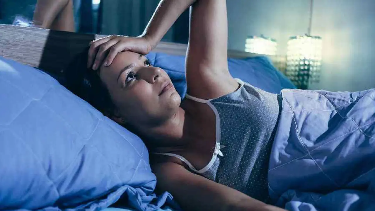 রাতে ঘুম আসে না? তবে এড়িয়ে চলুন এসব খাবার
