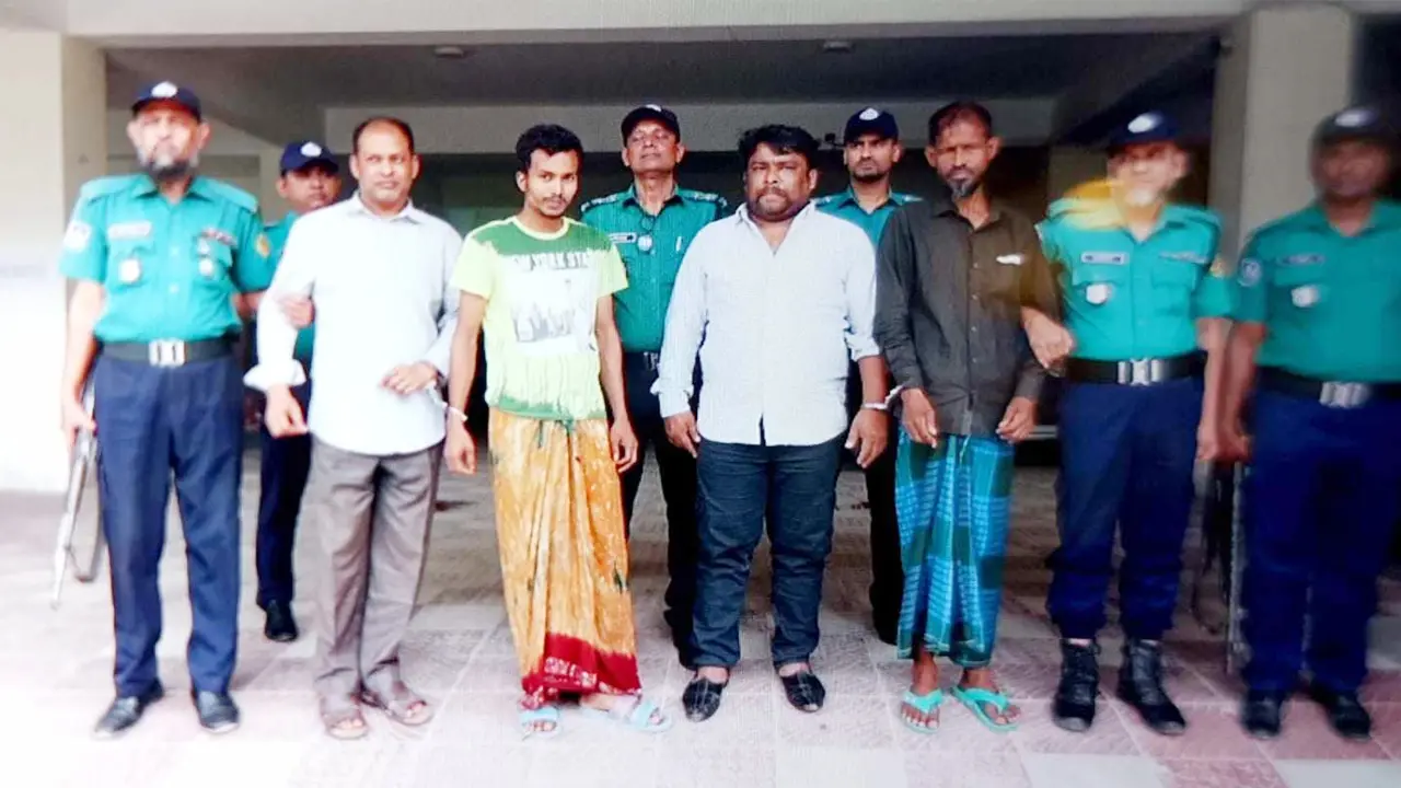 গন্তব্য বদলে রিকশাচালক যায় অচেনা গলিতে, এরপর পুলিশ পরিচয়ে ছিনতাই