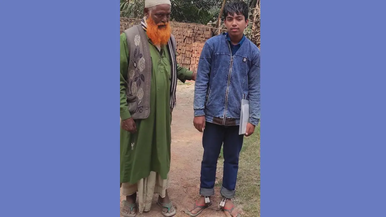 পায়ে শিকল বাঁধা অবস্থায় এসএসসি পরীক্ষা দিচ্ছে আলম
