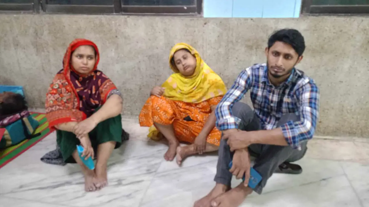 ওষুধ কেনার টাকা নেই, পেটে ছুরি ঢুকিয়ে আত্মহত্যা রিকশাচালকের