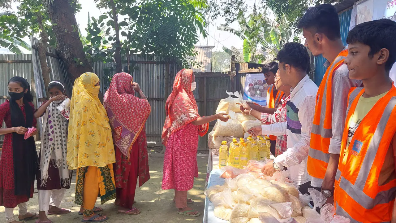টাঙ্গাইলে ১০ টাকায় রোজার বাজার পেয়ে খুশি সুবিধাবঞ্চিতরা
