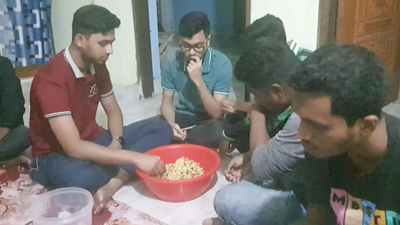 মেসে থাকা শিক্ষার্থীদের ইফতারে জোটে না ফলমূল