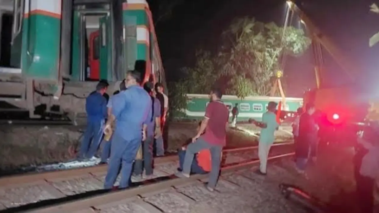 ১০ ঘণ্টা পেরোলেও উদ্ধার হয়নি একটি বগিও