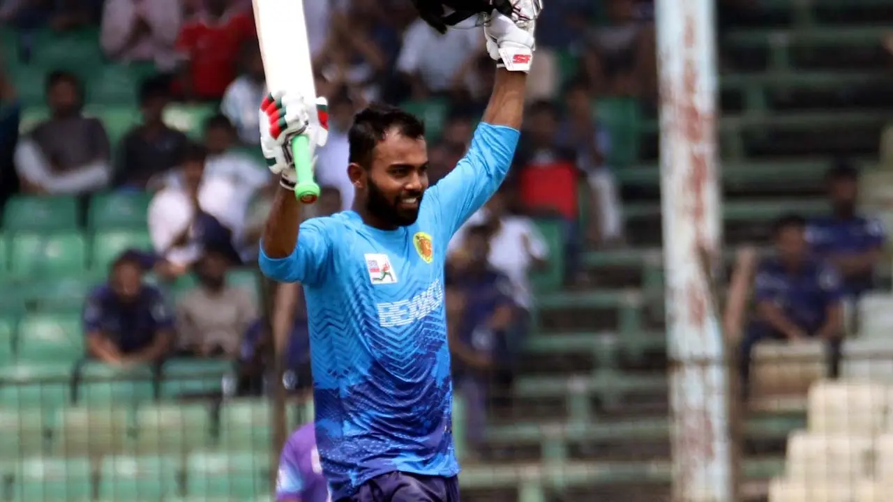 টেস্ট দল থেকে বাদ পড়া হৃদয়ের ঝোড়ো সেঞ্চুরি