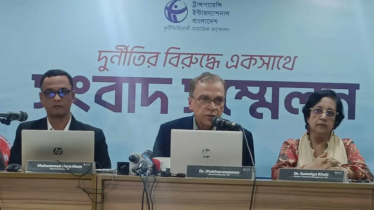 রুট পারমিট ও ফিটনেস পেতে ৪৬ শতাংশ মালিককে ঘুষ দিতে হয় : টিআইবি