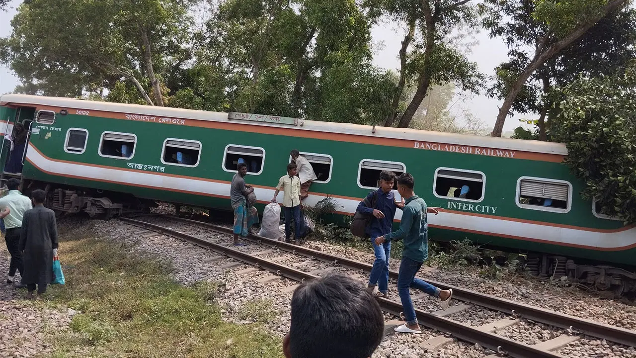 কুমিল্লায় বিজয় এক্সপ্রেসের ৯ বগি লাইনচ্যুত