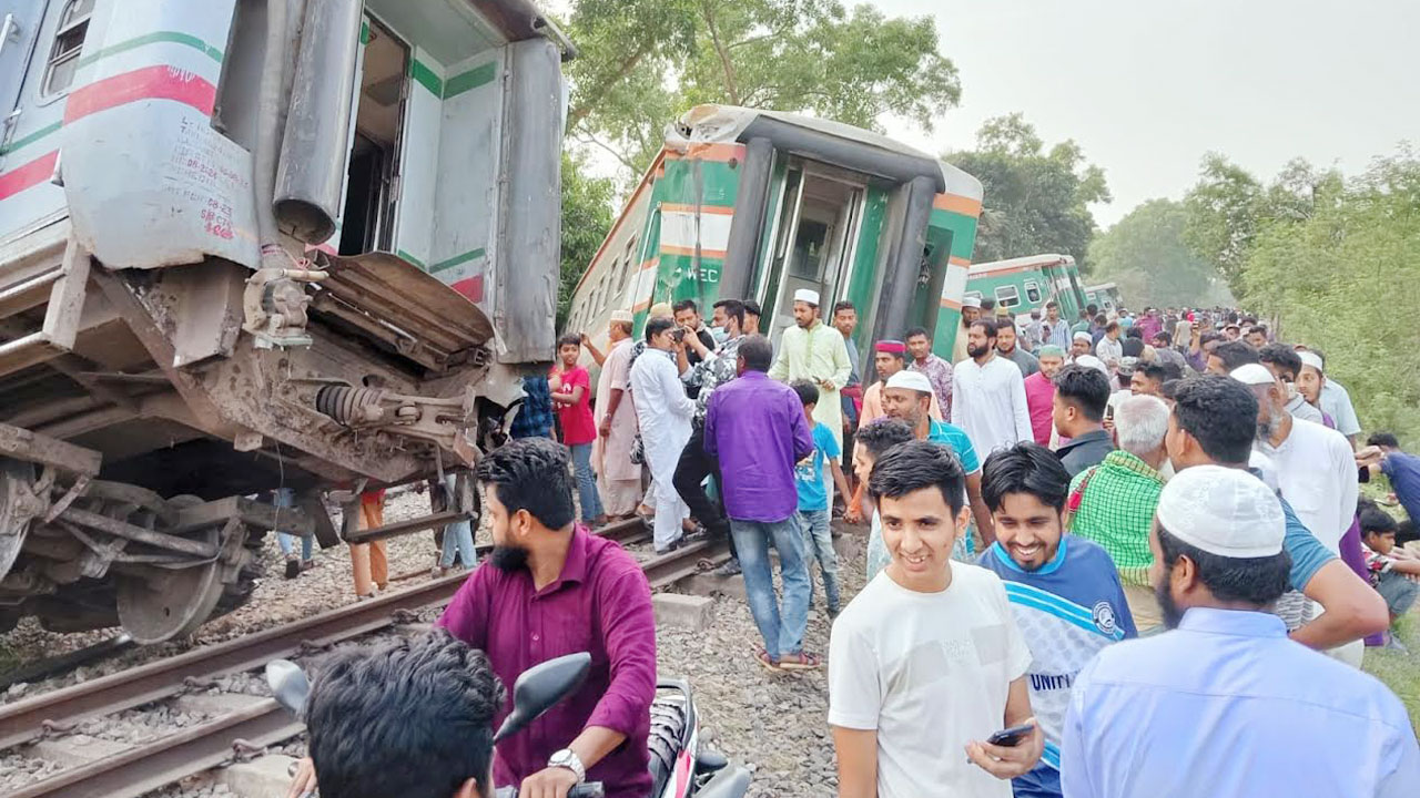 ৫ ঘণ্টায় উদ্ধার হয়নি একটি বগিও, রেল যোগাযোগ বন্ধ