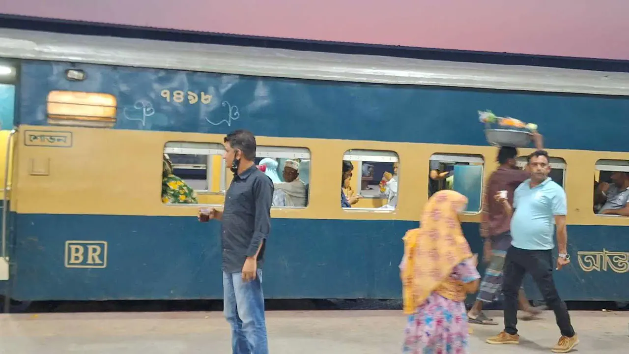 পৌনে তিন ঘণ্টা ধরে কুমিল্লা স্টেশনে আটকা চট্টলা এক্সপ্রেস