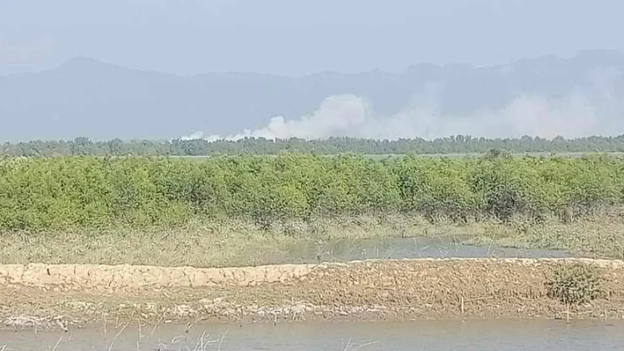 নাফ নদীর ওপারে গোলাগুলির শব্দ-কালো ধোঁয়া, আতঙ্কে এপারের বাসিন্দা