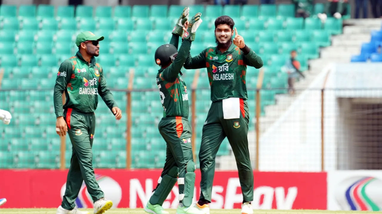 প্রথম বলেই উইকেট পেলেন রিশাদ