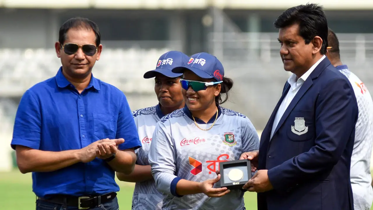 আইসিসির পুরস্কার হাতে পেলেন নাহিদা